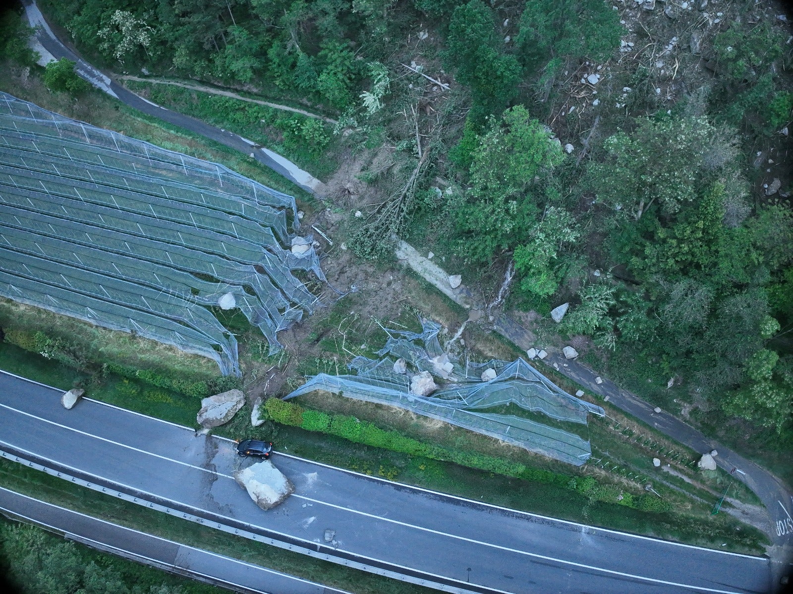 Der Straßenabschnitt zwischen Latsch und Goldrain, wo es einen Steinschlag gab, soll so schnell wie möglich gesichert werden. (Foto: LPA/Abteilung Straßendienst)