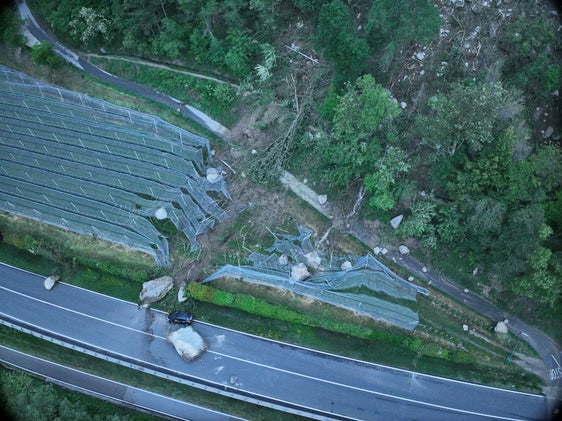 Der Straßenabschnitt zwischen Latsch und Goldrain, wo es einen Steinschlag gab, soll so schnell wie möglich gesichert werden. (Foto: LPA/Abteilung Straßendienst)
