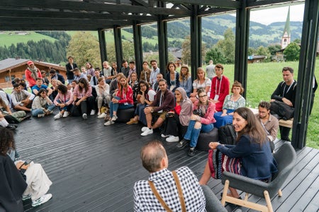 L'Accademia dell'Euregio si svolge ogni due anni. Nel 2024 si è tenuto un cosiddetto follow-up per gli ex partecipanti (nella foto) al Forum Europeo di Alpbach. (Foto: EFA/Andrei Pungovschi)