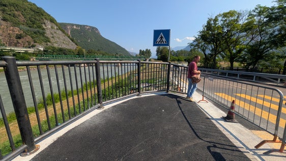 Ein Großteil der vorgesehenen Maßnahmen ist bereits umgesetzt. Dazu zählt die Verbreiterung der Etschbrücke mit integriertem Geh- und Radweg. (Foto: LPA/Ressort Infrastrukturen und Mobilität)