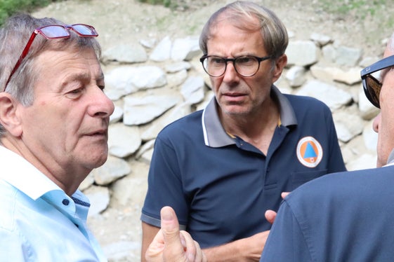 Baustellenbesichtigung bei der Rückhaltesperre aus Stahlbeton im Brunnbergbach direkt oberhalb von Mühlwald: Bürgermeister Paul Niederbrunner und der Direktor der Agentur für Bevölkerungsschutz Klaus Unterweger im Gespräch mit dem Direktor des Amtes für Wildbach- und Lawinenverbauung Ost Sandro Gius. (Foto: LPA/Maja Clara)