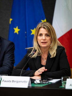 Il sottosegretario di Stato Fausta Bergamotto ha ringraziato i componenti dell’organismo per avere aderito a questo spazio di confronto strategico incentrato sull'innovazione, la competitività e lo&nbsp;sviluppo&nbsp;economico&nbsp;sostenibile in Alto Adige. La Piattaforma Economia 2030 avviata sul territorio altoatesino rappresenta una best-practice da replicare nel resto d'Italia, ha detto. (Foto: USP/Fabio Brucculeri)