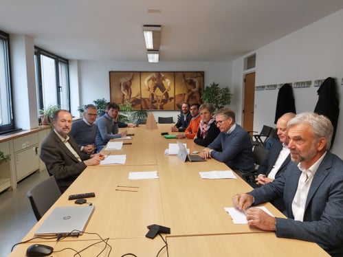 Die Arbeitsgruppe Großraubwild - in Präsenz waren die Interessensvertreter und Techniker samt Landesrat Arnold Schuler, EU-Parlamentarier Herbert Dorfmann war digital zugeschaltet. Die Römischen Parlamentarier sind ebenfalls Teil der Arbeitsgruppe. (Foto: LPA/Ulrike Huber). 