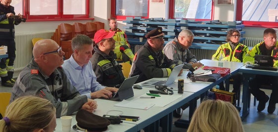 L'assessore provinciale alle Foreste Luis Walcher (secondo da sinistra) durante la riunione a Prato allo Stelvio. (Foto: USP)
