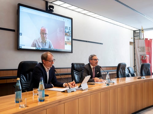 Landeshauptmann und Bevölkerungsschutzlandesrat Arno Kompatscher (rechts) hat am 28. Mai in seiner Funktion als Vorsitzender und oberster Zivilschützer im Hinblick auf die Situation während der Totalsperre des Brennerpasses an diesem Samstag, 30. Mai, die Landesleitstelle eingesetzt; links neben ihm im Sitzungssaal der Landesregierung der Direktor der Agentur für Bevölkerungsschutz Klaus Unterweger. (Foto: LPA/Fabio Brucculeri)