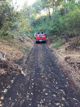 Die Gruppe aus sechs Berufsfeuerwehrmännern, vier Mitgliedern Freiwilliger Feuerwehren des unteren und oberen Vinschgaus und ein Amtsdirektor des Landesforstkorps im Brandgebiet fuhren an die Hänge des Vesuvs. (Foto: LPA/Berufsfeuerwehr Bozen)