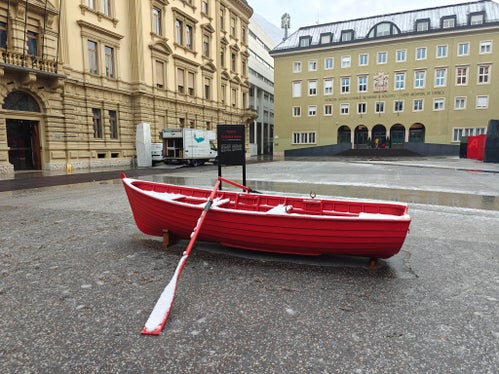 Das Rote Boot hat mittlerweile bereits an einigen Orten in Südtirol Halt gemacht. Derzeit steht es am Silvius-Magnago-Platz in Bozen und weist auf die weiterhin zahlreichen Fälle von Gewalt an Frauen hin. (Foto: LPA/Ursula Pirchstaller)