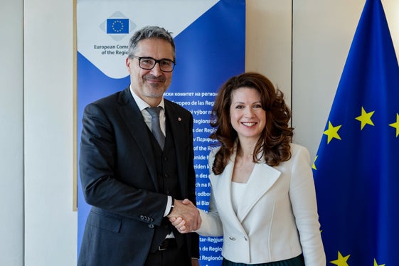 Il presidente della Provincia Arno Kompatscher ha discusso con Kata Tüttö, presidente del Comitato europeo delle Regioni, del ruolo delle Regioni nella gestione dei fondi strutturali europei. (Foto: USP/bri/Iris Haidau)