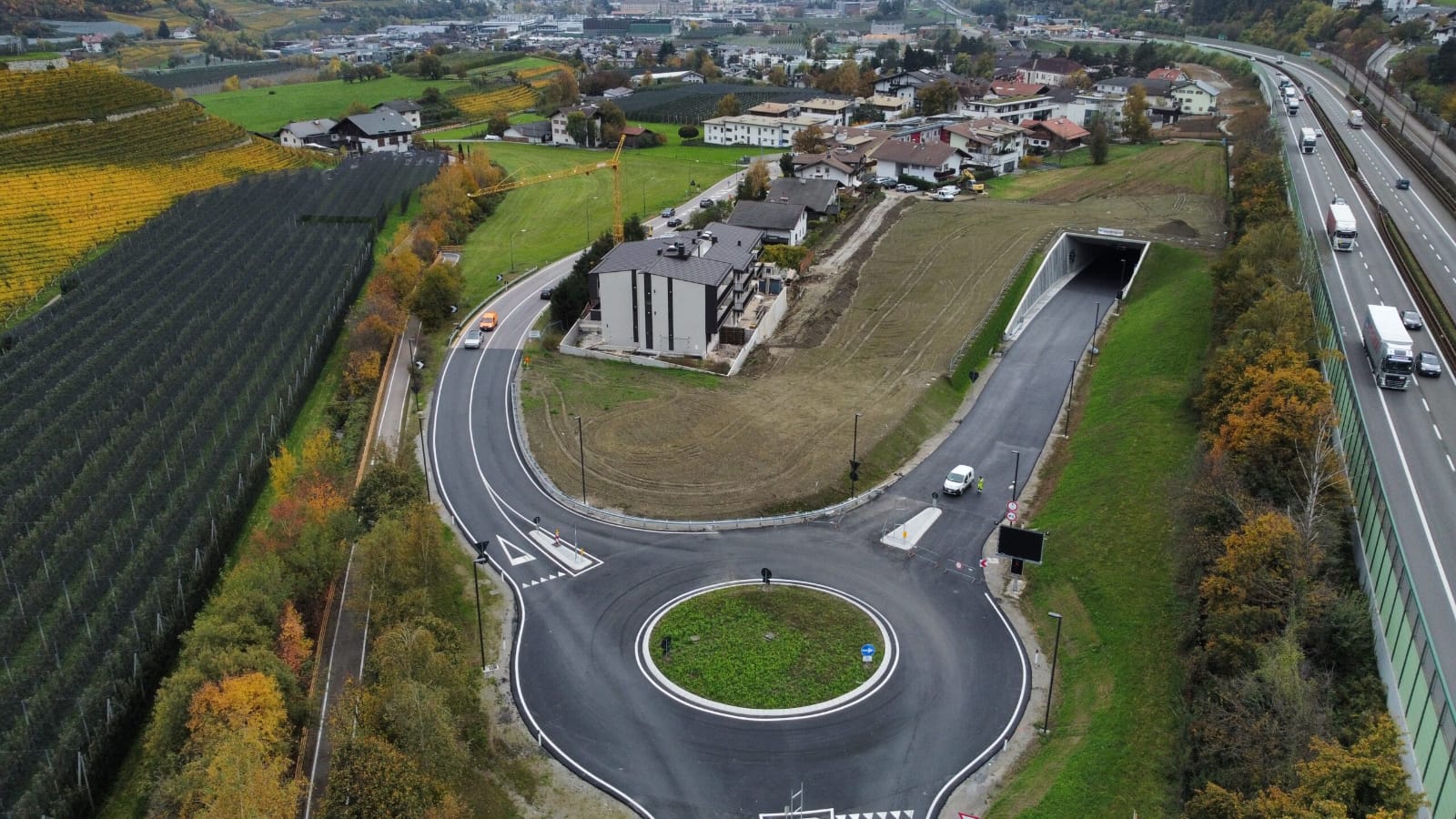Fino al 68% del traffico pesante viaggia ora attraverso la nuova circonvallazione di Varna e non più attraverso il paese. Lo dimostrano i primi dati disponibili sul traffico dall'apertura della circonvallazione. (Foto: USP/Dipartimento Mobilità e Infrastrutture)