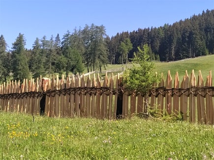 La promozione della tutela e conservazione del paesaggio (nella foto una tradizionale staccionata in legno) viene costantemente promossa in Alto Adige ed sarà oggetto di una conferenza stampa con l'assessora provinciale Hochgruber Kuenzer, in programma lunedì 30 gennaio (Foto: ASP)