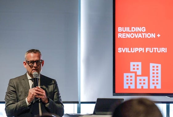 Seit dem 14. Jänner 2025 ist der Konzessionsvertrag zwischen dem Land Südtirol, Engie, einem führenden Unternehmen im Energiesektor, und Dolomiti Energia Solution zur energetischen Sanierung und Verwaltung von 25 Landesgebäuden in Kraft. Bei einer Pressekonferenz am Freitag, 7. November, erläutert Landesrat Christian Bianchi die Details des Projekts. (Foto: LPA)