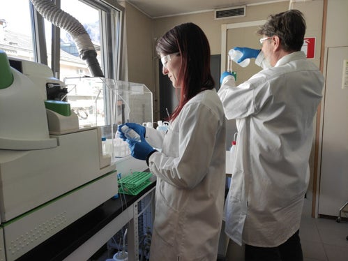 Mitarbeitende des Labors für Wasseranalysen und Chromatographie in der Landesagentur für Umwelt und Klimaschutz bei der Schwermetallanalyse in Oberflächenwasserproben mit einem Massenspektrometer (Foto: Landesagentur für Umwelt und Klimaschutz)