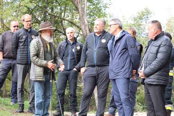 Beim Lokalaugenschein der neuen Sperre oberhalb der Haslachpromenade (von links): der Direktor der Agentur für Bevölkerungsschutz Klaus Unterweger, der in Haslach wohnhafte ehemalige Landesgeologe Ludwig Nössing, der sich immer für das Projekt eingesetzt hat, Amtsdirektor Thomas Thaler, Bauleiter und Baustellenleiter Hansjörg Prugg, Landeshauptmann und Bevölkerungsschutzlandesrat Arno Kompatscher und der Vizebürgermeister der Gemeinde Bozen Stephan Konder. (Foto: LPA/Maja Clara)