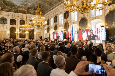 Ehrung für 137 Frauen und Männer im Riesensaal der Hofburg von Innsbruck: Ihnen wurde die Verdienstmedaille oder Lebensrettungsmedaille verliehen. (Foto: Land Tirol/Die Fotografen)