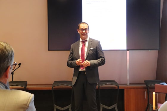 Alfred Aberer, segretario generale della Camera di Commercio, ha sottolineato nel suo discorso che l'attenzione alla famiglia sta diventando sempre più un valore aggiunto per i datori di lavoro. (Foto: USP/Carmen Kollmann)