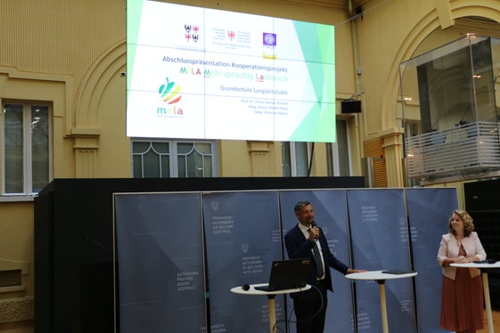 Bei der Vorstellung der Ergebnisse des Forschungsprojekts MELA - Mehrsprachig Ladinisch:  Landesrat Daniel Alfreider und Schulamtsleiterin Edith Ploner. (Foto: LPA/Patrick Thaler)