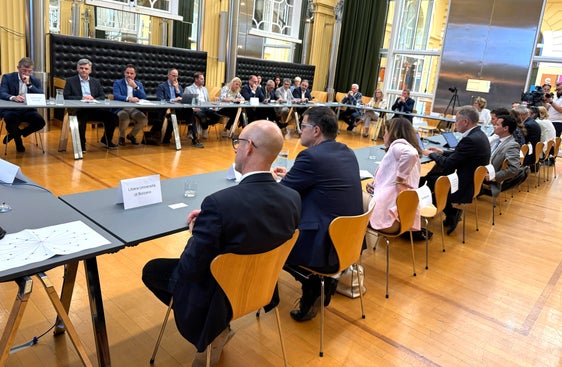 Tutti gli stakeholder locali hanno raccolto l'invito e partecipato alla riunione informativa. Il primo incontro ufficiale della Piattaforma Economia 2030 è previsto il 24 ottobre. (Foto: USP/Fabio Brucculeri)