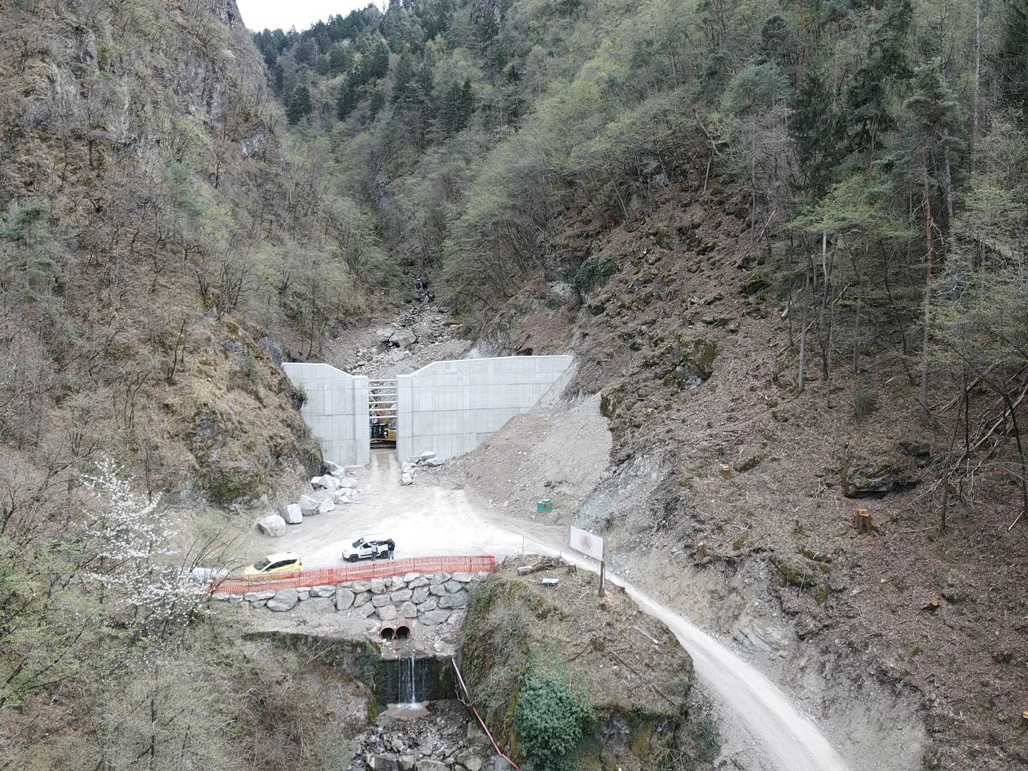 L'Ufficio Sistemazione bacini montani sud sta attualmente completando il bacino di ritenzione nel rio Elmo a Prato Isarco, sopra la zona produttiva Bodner. (Foto: Ufficio Sistemazione bacini montani sud)