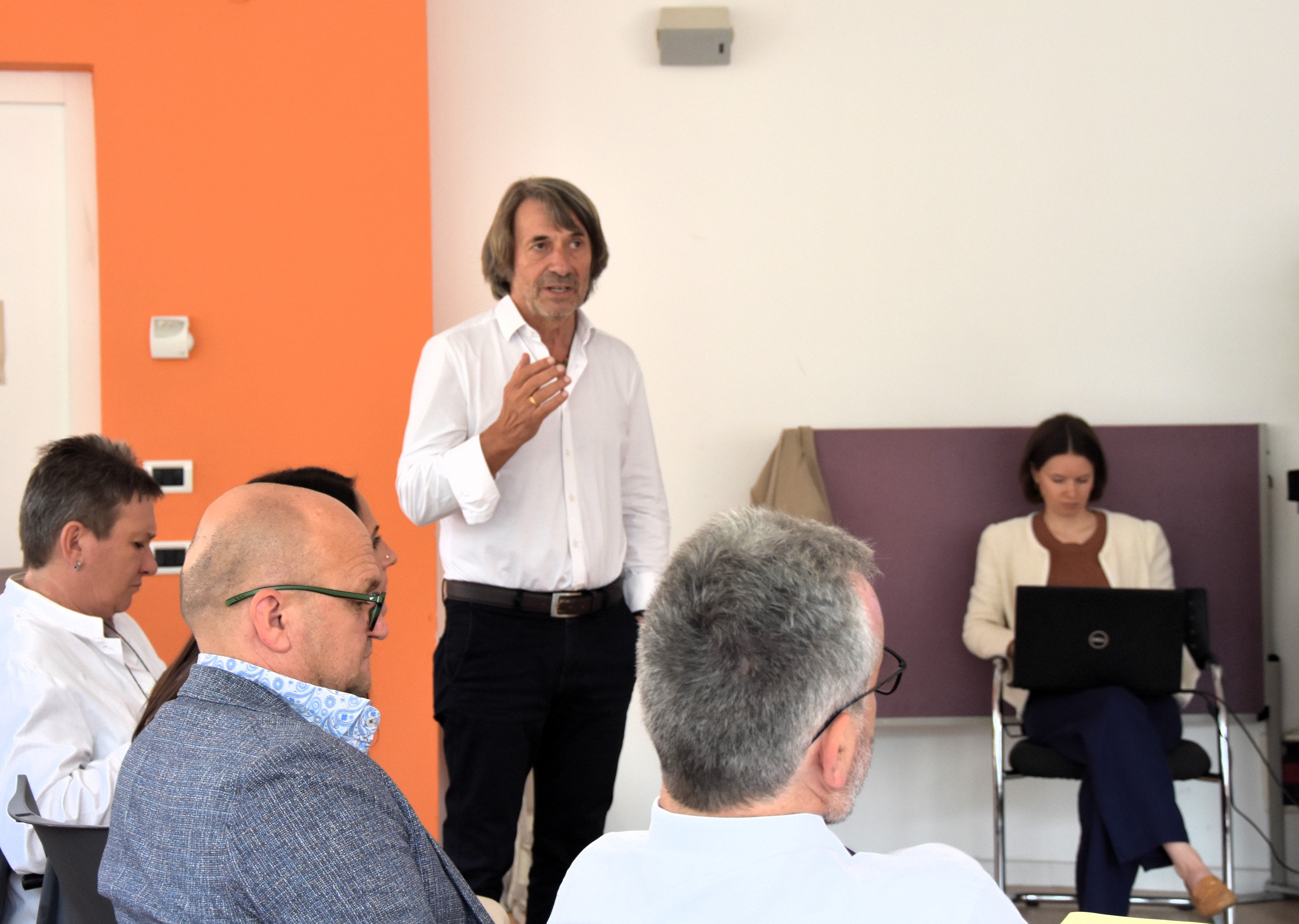 Die Zusammenarbeit in den Sprengeln funktioniert beispielhaft. Nun werden die Sprengel weiterentwickelt, indem mehr Dienste aus den Bereichen Gesundheit und Soziales unter einem Dach angeboten werden und die interdisziplinäre Zusammenarbeit gestärkt wird, sagte Gesundheitslandesrat Hubert Messner beim Treffen mit den Mitarbeitenden im Gesundheitssprengel Unterland in Neumarkt. (Foto: LPA/Angelika Schrott)