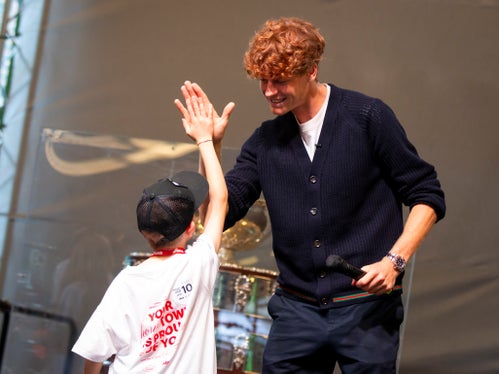 Generazioni a confronto. Jannik Sinner è un idolo assoluto per milioni di ragazzi: qui mentre saluta uno dei tantissimi allievi di una scuola tennis dell'Alta Pusteria. (Foto: ASP/Fabio Brucculeri)