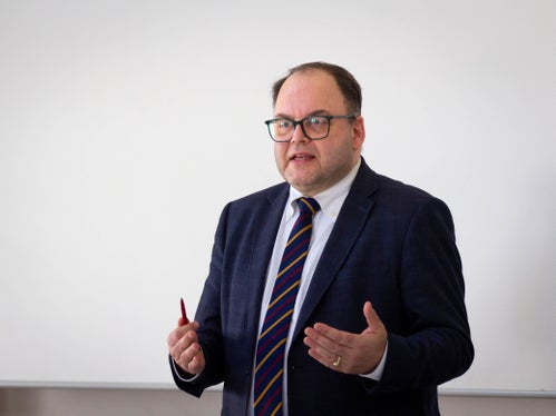 Christian Kofler, direttore generale dell’Azienda sanitaria dell'Alto Adige, ha sottolineato il valore della formazione continua nel settore sanitario e ha illustrato il ruolo che rivestirà il dirigente all'interno dell’Azienda sanitaria. (Foto: ASP/Fabio Brucculeri)