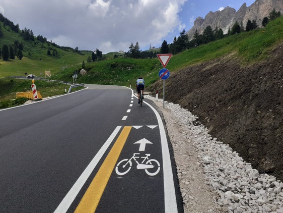 Die Straße zum Sellajoch (im Bild) soll durch zwei neue Bushaltestellen und einen Wendebereich sicherer werden. (Foto: LPA)