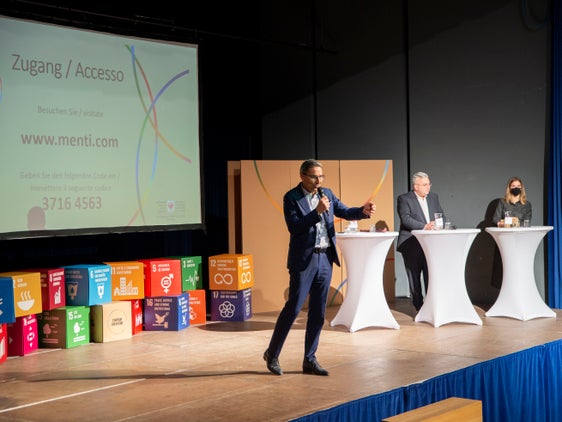 Da sc´x il presidente Kompatscher, Pinggera e la moderatrice Drescher. (Foto: ASP/Guido Steinegger)