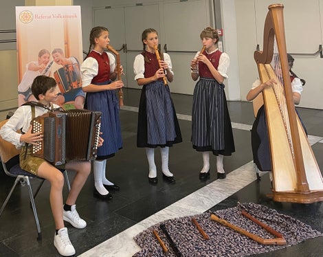 50 Teilnehmerinnen und Teilnehmer aus Südtirol waren beim 26. Alpenländischen Volksmusikwettbewerb dabei. Darunter auch viele Gruppen aus den Musikschulen, im Bild „Mir 5a“ aus der Musikschule Bruneck, die von ihren Lehrpersonen Elisabeth Elzenbaumer und Linda Kammerer auf den Wettbewerb vorbereitet wurden. (Foto: LPA/Referat Volksmusik der Landesdirektion Deutsche und ladinische Musikschule)
