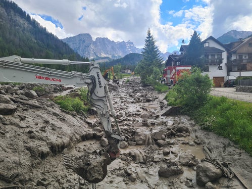 Nach anhaltenden Regenfällen hat sich heute (17. Juni) in der Früh eine Mure in den Seresbach in Campill in der Gemeinde St. Martin in Thurn gewälzt, Freiwillige Feuerwehren, Wildbachverbauung, Landesforstkorps und Landesgeologen sind mit Baggern und Lastkraftwagen im Einsatz. (Foto: LPA/Landesamt für Wildbachverbauung Ost/Thomas Gamper)