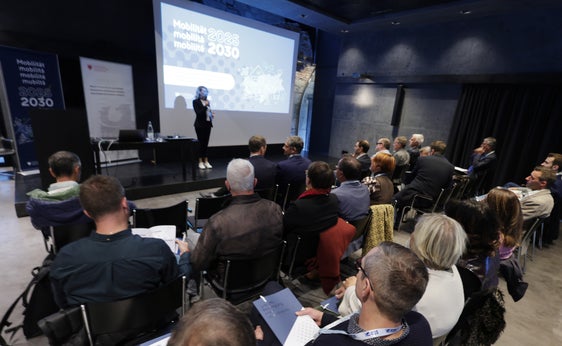 Am Abend des Donnerstag, 16. Oktober, versammelten sich politische Vertreterinnen und -vertreter des Eisacktals zur Veranstaltung „Mobilität 2025–2030“ in Franzensfeste. Sie erhielten einen  Überblick über die Strategien der Landesverwaltung im Bereich Mobilität. Geleitet wurde die Veranstaltung von Verena Schnitzer, Projektleiterin der STA. (Foto: LPA/Ingo Dejaco)