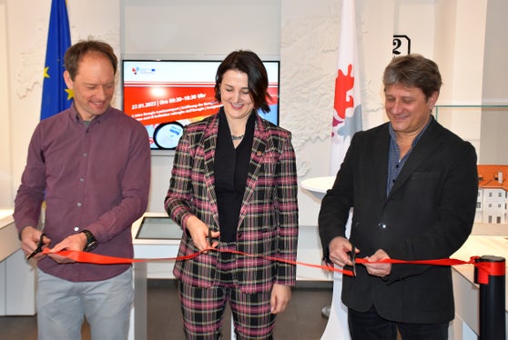 Patrick Nairz vom Lawinenwarndienst Tirol, Tirols Sicherheitslandesrätin Astrid Mair und der zuständige Amtsdirektor der Trentiner Landesverwaltung, Mauro Gaddo, bei der Eröffnung der Ausstellung zum Lawinenreport in Innsbruck (Foto: Land Tirol)

