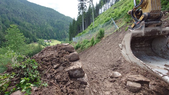 Noch fertiggestellt werden müssen das Geröllauffangbecken und der Waldweg sowie der zweite Fahrbahnteiler in Richtung Birchabruck. Bis Ende Juli soll die Neugestaltung dann abgeschlossen sein. (Foto: LPA/Straßenbau Mitte-Süd)