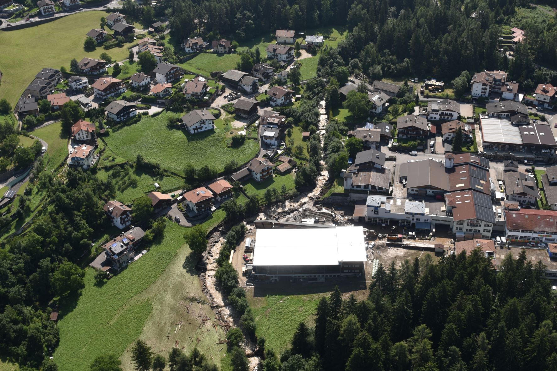 Die Auswirkungen des Starkregens vom 22. Juli am Frötschbach in Seis (das Bild entstand bei einem Erkundungsflug tags darauf) werden derzeit erhoben und aufgeräumt. (Foto: Agentur für Bevölkerungsschutz/Omar Formaggioni)