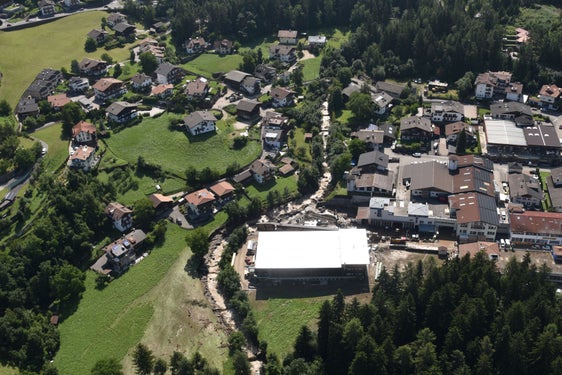 Die Auswirkungen des Starkregens vom 22. Juli am Frötschbach in Seis (das Bild entstand bei einem Erkundungsflug tags darauf) werden derzeit erhoben und aufgeräumt. (Foto: Agentur für Bevölkerungsschutz/Omar Formaggioni)