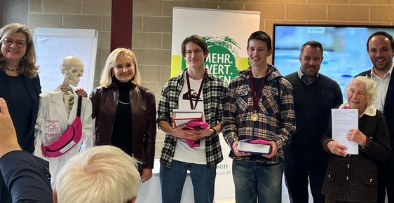 Cerimonia di premiazione delle Olimpiadi della chimica a Brunico: da sinistra la coordinatrice provinciale Roswitha Maurer, Siglinde Doblander, Lorenz Hosp, Matthias Mair, l'ispettore scolastico Werner Sporer, l'ex professoressa Ina Schenk e l'assessore provinciale Philipp Achammer (Foto: ASP/Direzione Istruzione e Formazione tedesca)