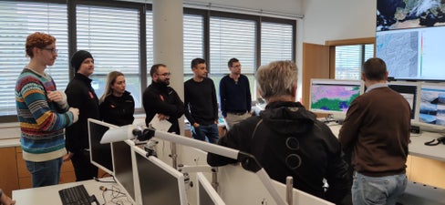 Den Südtiroler Kollegen über die Schulter geblickt: Mitarbeiterin und Mitarbeiter der Landeswarnzentrale Tirol (links) beim Wetterbriefing mit (von rechts) dem Direktor des Landeswarnzentrums Willigis Gallmetzer und den Meteorologen Günther Geier, Dieter Peterlin und Philipp Tartarotti vom Landesamt für Meteorologie und Lawinenwarnung in der Agentur für Bevölkerungsschutz (Foto: LPA/Landeswarnzentrum/Andreas Simmerle)