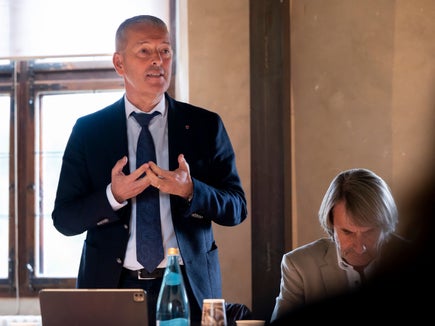 L’obiettivo è sostenere i Comuni a potersi prendere le loro responsabilità nella realizzazione di loro obiettivi climatici. In questo percorso noi saremo al loro fianco”, ha spiegato l’assessore provinciale Brunner, intervenuto stamattina nella seduta straordinaria in Burgraviato. (Foto: USP/Fabio Brucculieri) 