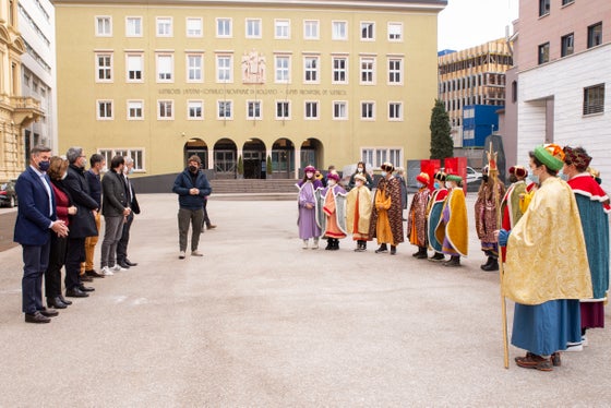 Portare gli auguri e benedizione alla Giunta provinciale e toccata quest'anno ai Cantori della stella di Maranza, in Val Pusteria (Foto: ASP/Barbara Franzelin)