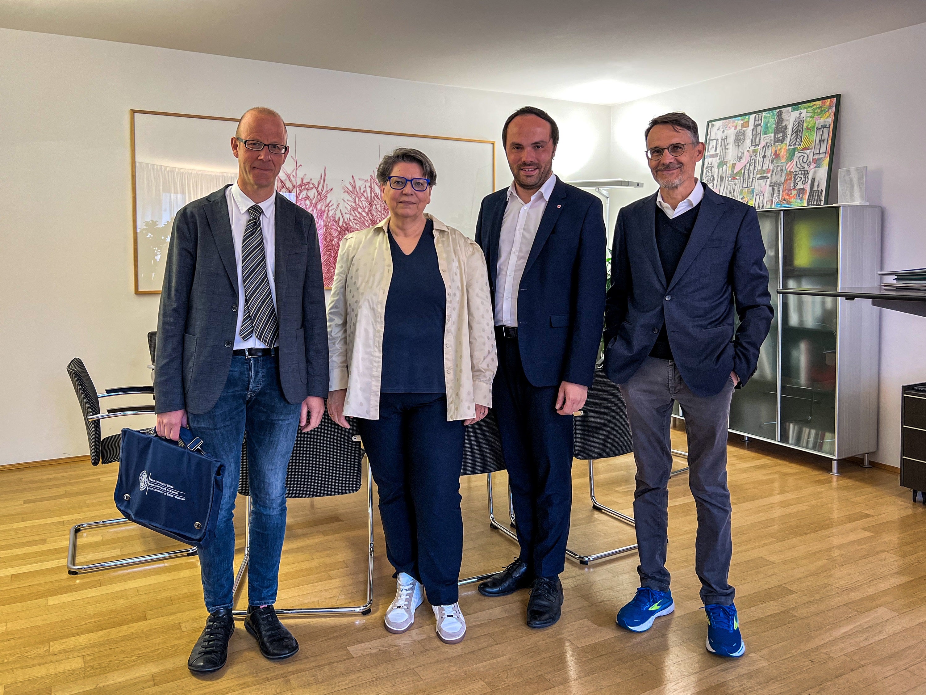 Scambio costruttivo su problematiche comuni: da sinistra il futuro rettore dell'Università Alex Weissensteiner, la presidente della LUB Ulrike Tappeiner, l'assessore provinciale Philipp Achammer e il direttore dell'Università Günther Mathà. (Foto: ASP/Ingrid Silginer)