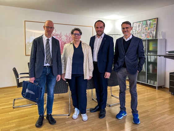 Scambio costruttivo su problematiche comuni: da sinistra il futuro rettore dell'Università Alex Weissensteiner, la presidente della LUB Ulrike Tappeiner, l'assessore provinciale Philipp Achammer e il direttore dell'Università Günther Mathà. (Foto: ASP/Ingrid Silginer)