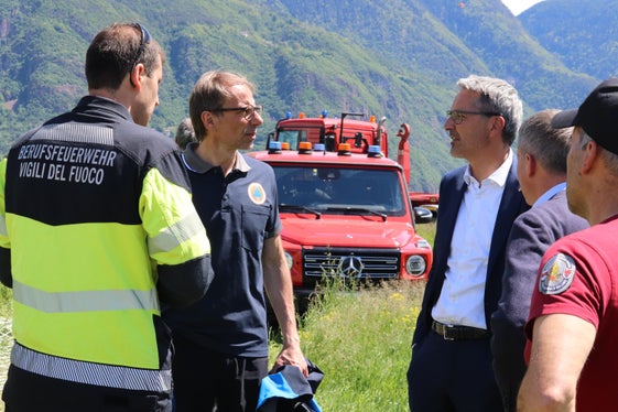 Vorbereitung auf den Einsatz: Kursleiter Felix Reggiani, Agenturdirektor Klaus Unterweger, Landeshauptmann und Bevölkerungsschutzlandesrat Arno Kompatscher, Forstwirtschaftslandesrat Luis Walcher (Foto: LPA/Maja Clara)