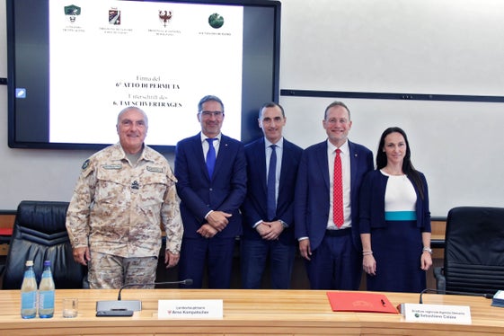 Da sinistra il direttore della Direzione dei lavori e del Demanio del Ministero della Difesa, generale ispettore Giancarlo Gambardella, il presidente della Provincia autonoma di Bolzano, Arno Kompatscher, il direttore regionale dell’Agenzia del Demanio, Sebastiano Caizza e la responsabile dei servizi territoriali del Trentino-Alto Adige dell’Agenzia del Demanio, Eugenia Pantozzi. (Foto: ASP/Greta Stuefer)