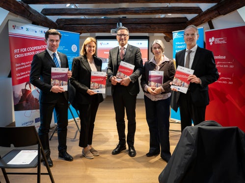 Da sinistra l'assistente dell'Istituto per il federalismo di Innsbruck Florian Klebelsberg, la direttrice della Ripartizione Europa della Provincia Martha Gärber, il presidente della Provincia Arno Kompatscher, la professoressa Esther Happacher e il professor Walter Obwexer. (Foto: USP/Fabio Brucculeri)
