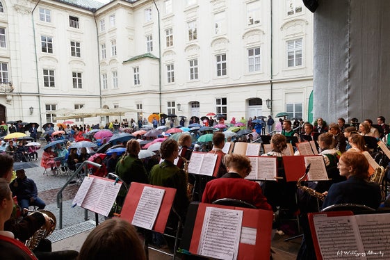 I concerti finali dell'Orchestra giovanile di fiati dell'Euregio si terranno il 26 luglio 2024 in Trentino, il 27 luglio 2024 al Grand Hotel di Dobbiaco e il 28 luglio 2024 nell'ambito dei Promenade Concerts di Innsbruck. (Foto: Wolfgang Alberty)