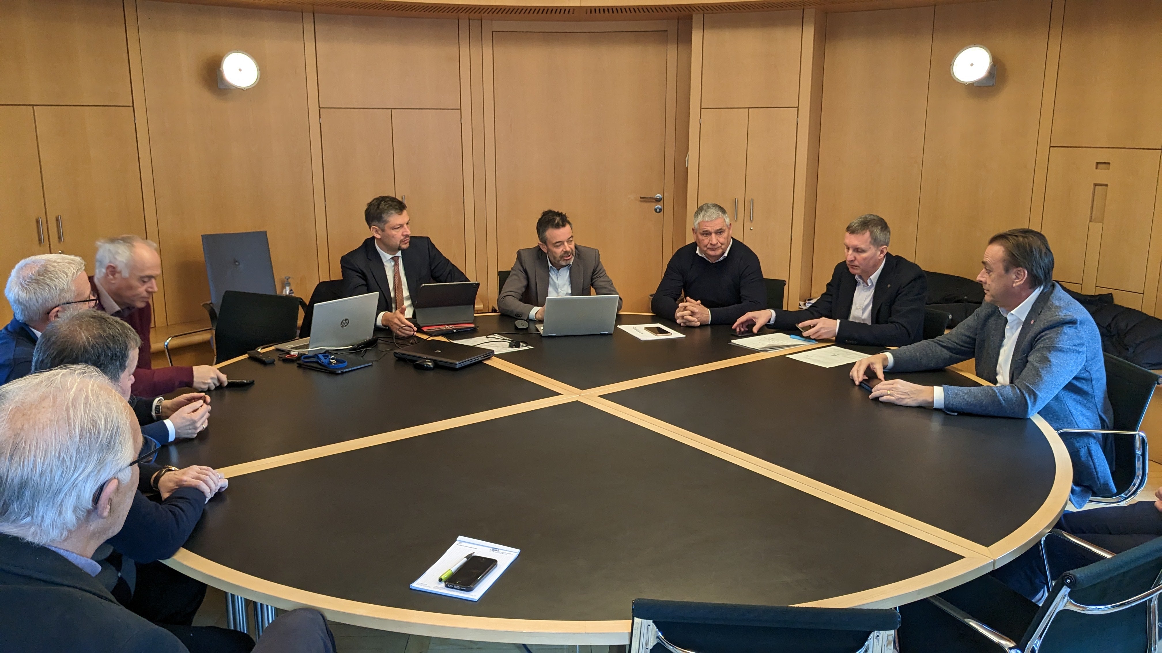 In occasione di un incontro tra l'assessore alla Mobilità Daniel Alfreider (5° da sinistra), il direttore della STA Joachim Dejaco (6° da sinistra) e i rappresentanti dei Comuni sono stati concordati incontri regolari con i rappresentanti delle amministrazioni comunali interessate dal progetto di raddoppio della linea ferroviaria Bolzano-Merano (Foto: ASP/Ingo Dejaco)