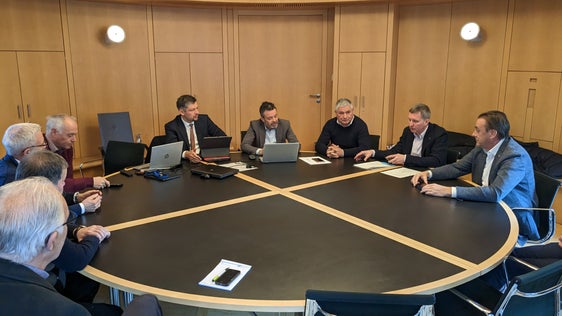 In occasione di un incontro tra l'assessore alla Mobilità Daniel Alfreider (5° da sinistra), il direttore della STA Joachim Dejaco (6° da sinistra) e i rappresentanti dei Comuni sono stati concordati incontri regolari con i rappresentanti delle amministrazioni comunali interessate dal progetto di raddoppio della linea ferroviaria Bolzano-Merano (Foto: ASP/Ingo Dejaco)