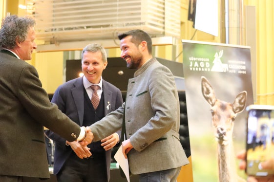 Unter den Jungjägern ist auch der Bürgermeister der Gemeinde Welsberg-Taisten Dominik Oberstaller (rechts), der gestern von Landesjägermeister Günther Rabensteiner (links) und Forstwirtschaftslandesrat Luis Walcher (Mitte) den Jagdbefähigungsnachweis überreicht erhielt. (Foto: LPA/Maja Clara)