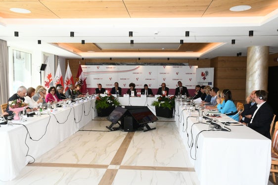 Heute (28. September) ist in Molveno mit den Sitzungen des Vorstandes und der Versammlung des Europäischen Verbunds territorialer Zusammenarbeit EVTZ Europaregion Tirol-Südtirol-Trentino die zweijährige Trentiner Präsidentschaft beendet worden. (Foto: Euregio/Presseamt Trentino)