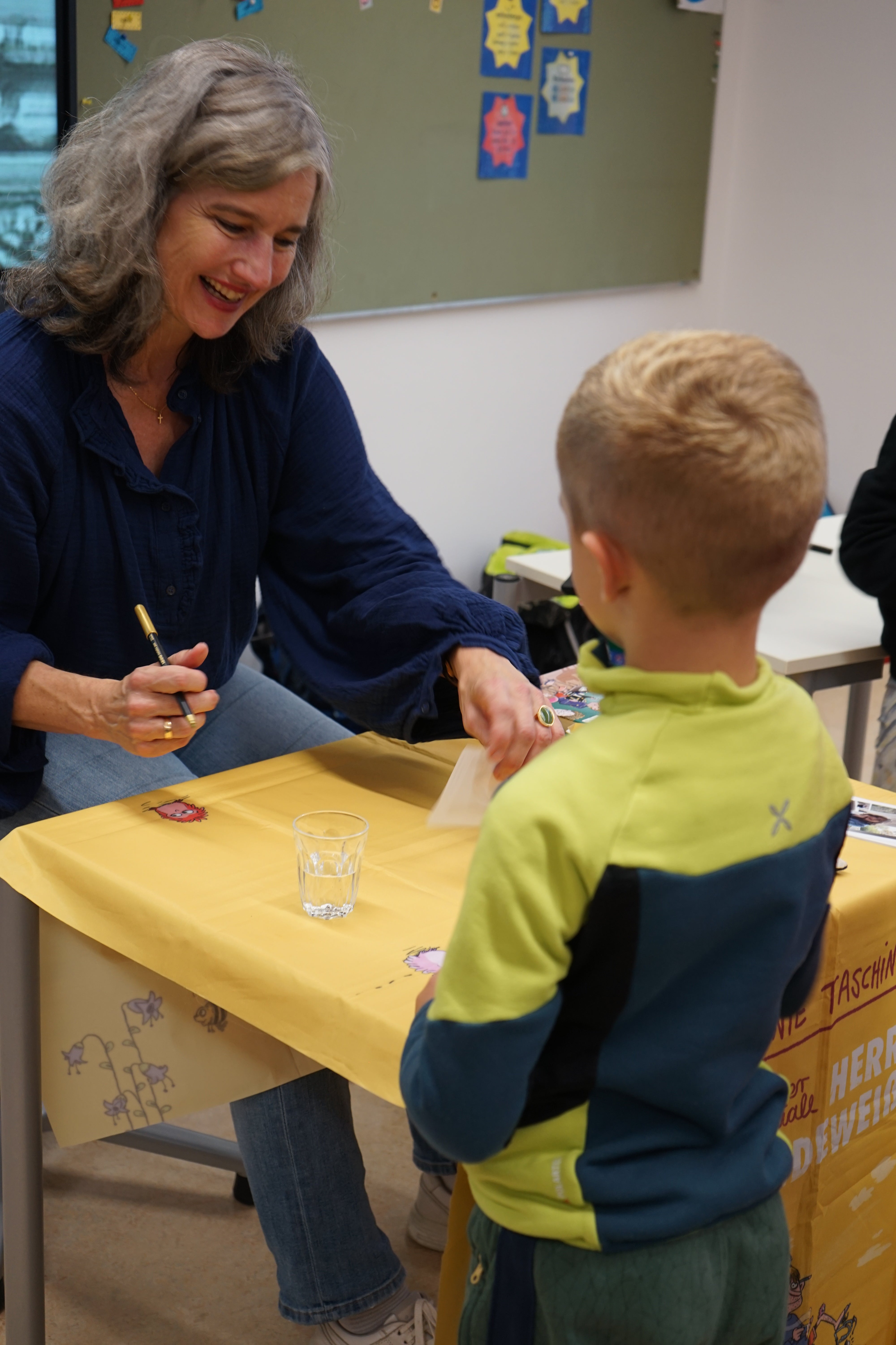 Bei der Lesewoche kommt es zu Begegnungen mit Autorinnen und Autoren von Kinder- und Jugendliteratur (im Bild Stefanie Taschinski, die im Herbst 2024 in Südtirol zu Gast war). (Foto: Amt für Bibliotheken und Lesen/Daniela Huebser) 