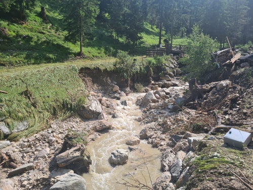 Mehrere Uferbereiche wurden nach dem Starkregenereignis im Wengener Bach unterspült, die Wildbachverbauung hat unverzüglich mit Instandsetzungsarbeiten begonnen, um den Hochwasserschutz wieder zu verstärken. (Foto: LPA/Landesamt für Wildbach- und Lawinenverbauung Ost in der Agentur für Bevölkerungsschutz)